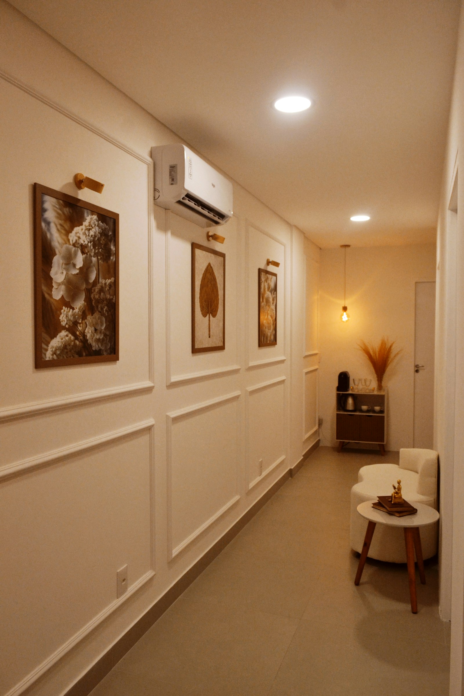 Sıcak ışıklı klinik koridoru, duvarda tablolar